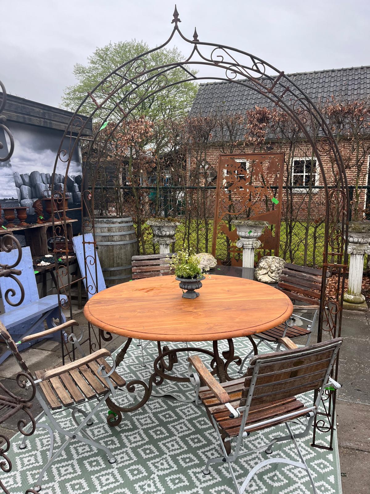 Landelijke (tuin) tafel rond, houten blad en zwaar smeedijzeren onderstel