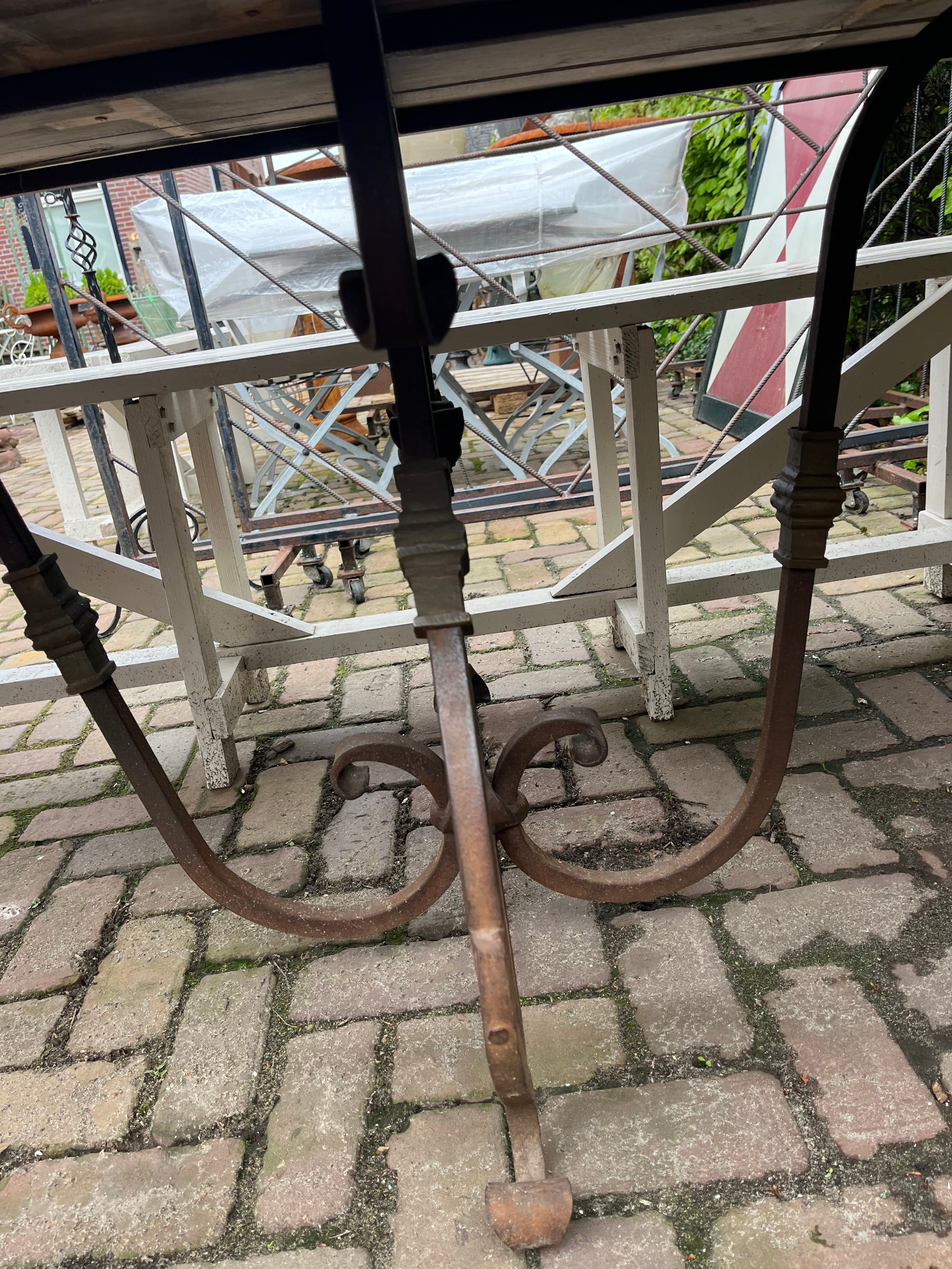 Zeer grote tuin tafel met eikenhout blad en zwaar smeedijzer onderstel - Brocante bij Ingie