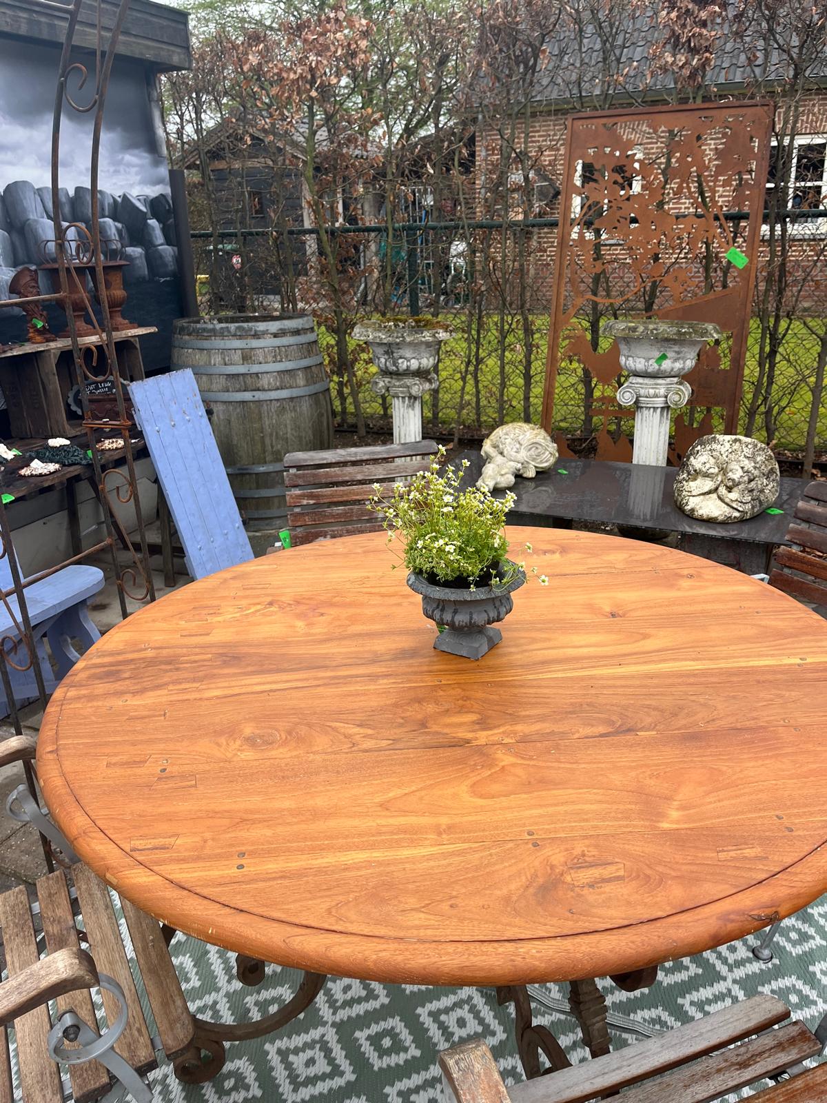 Landelijke (tuin) tafel rond, houten blad en zwaar smeedijzeren onderstel