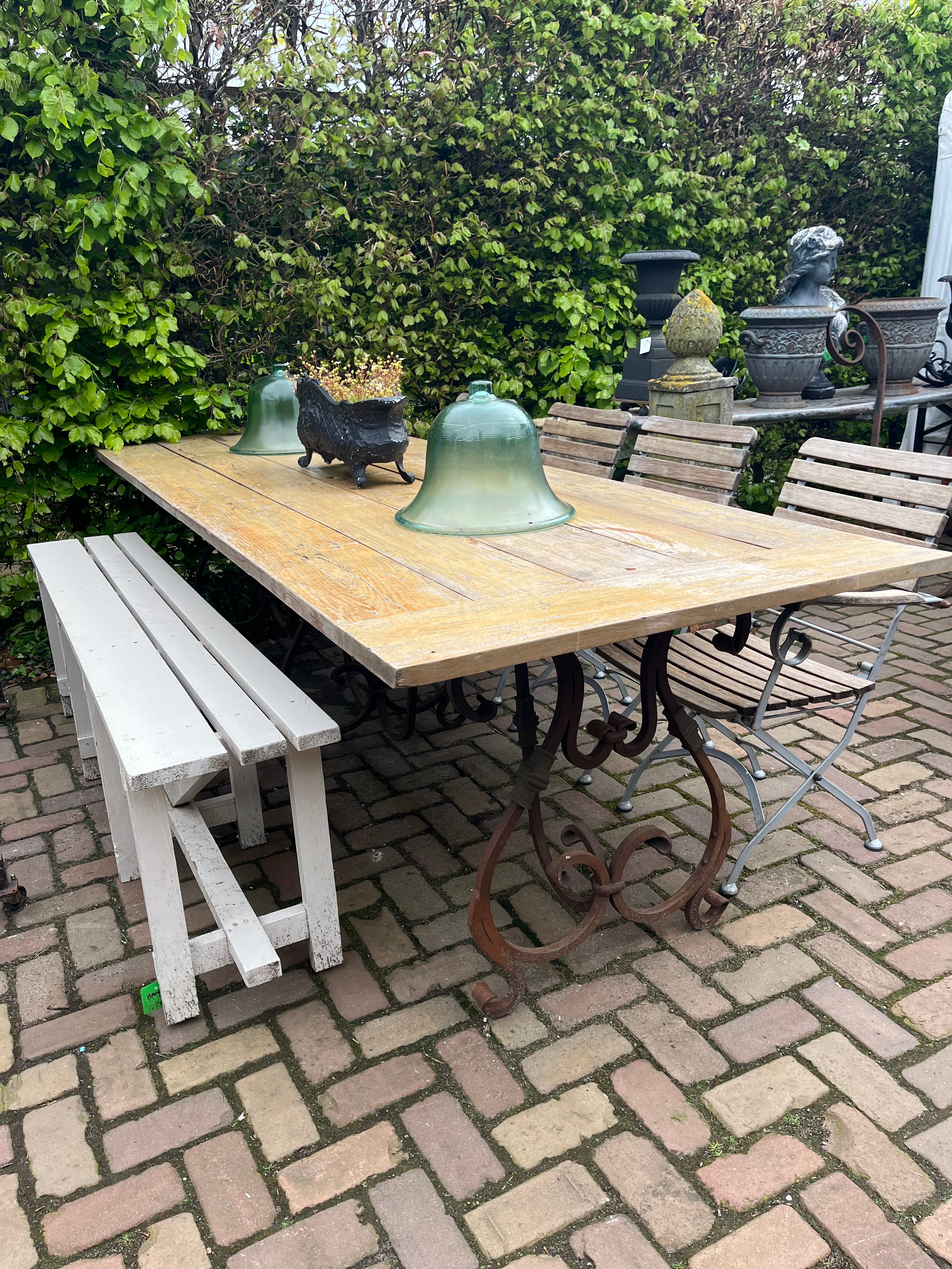 Zeer grote tuin tafel met eikenhout blad en zwaar smeedijzer onderstel - Brocante bij Ingie