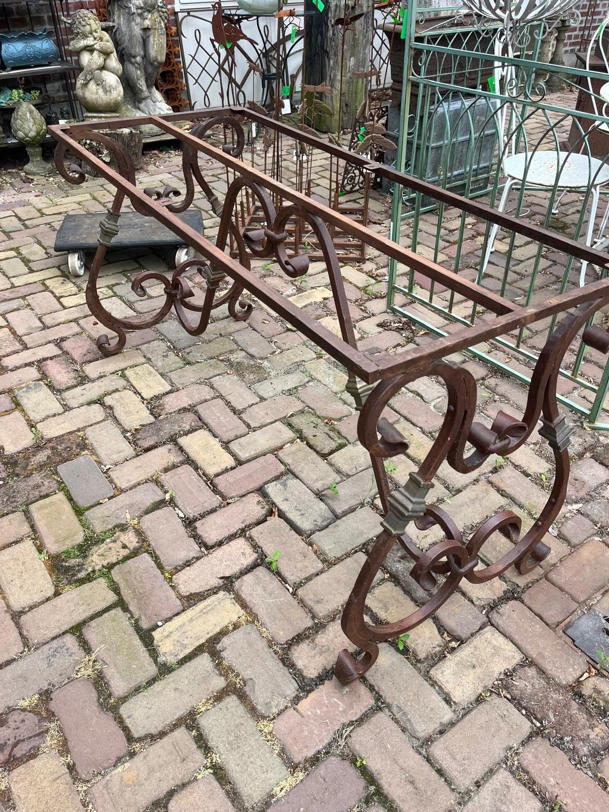 Grote tuin tafel met zwaar teak houten blad en prachtig smeedijzer onderstel