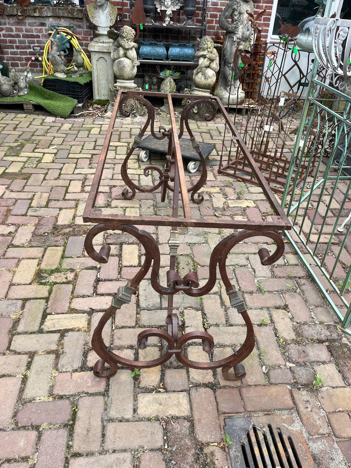 Grote tuin tafel met zwaar teak houten blad en prachtig smeedijzer onderstel