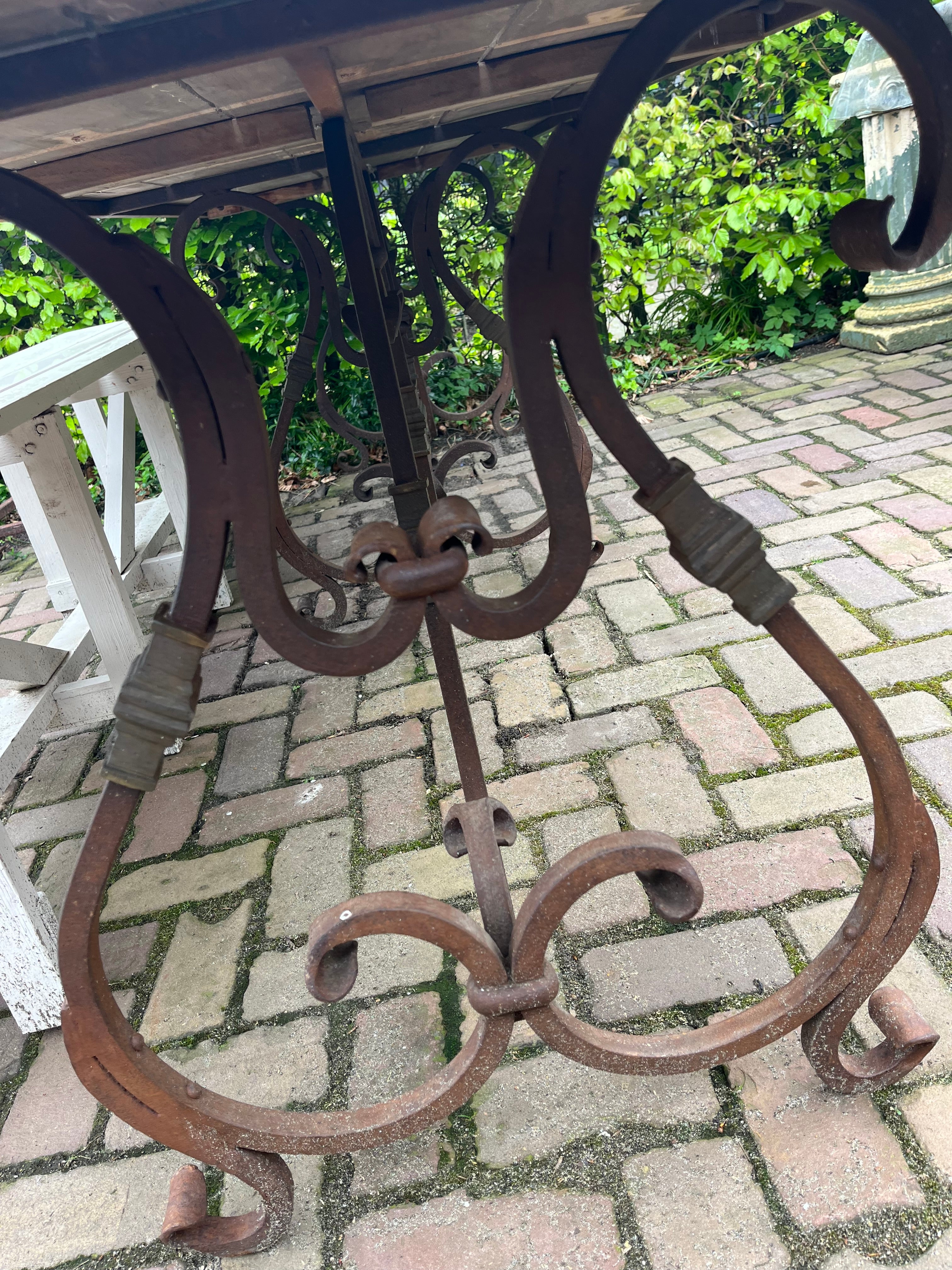 Zeer grote tuin tafel met eikenhout blad en zwaar smeedijzer onderstel - Brocante bij Ingie