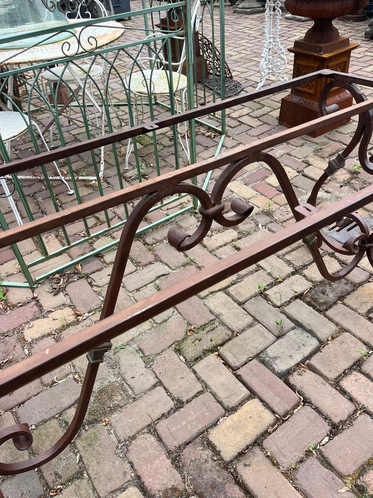 Grote tuin tafel met zwaar teak houten blad en prachtig smeedijzer onderstel