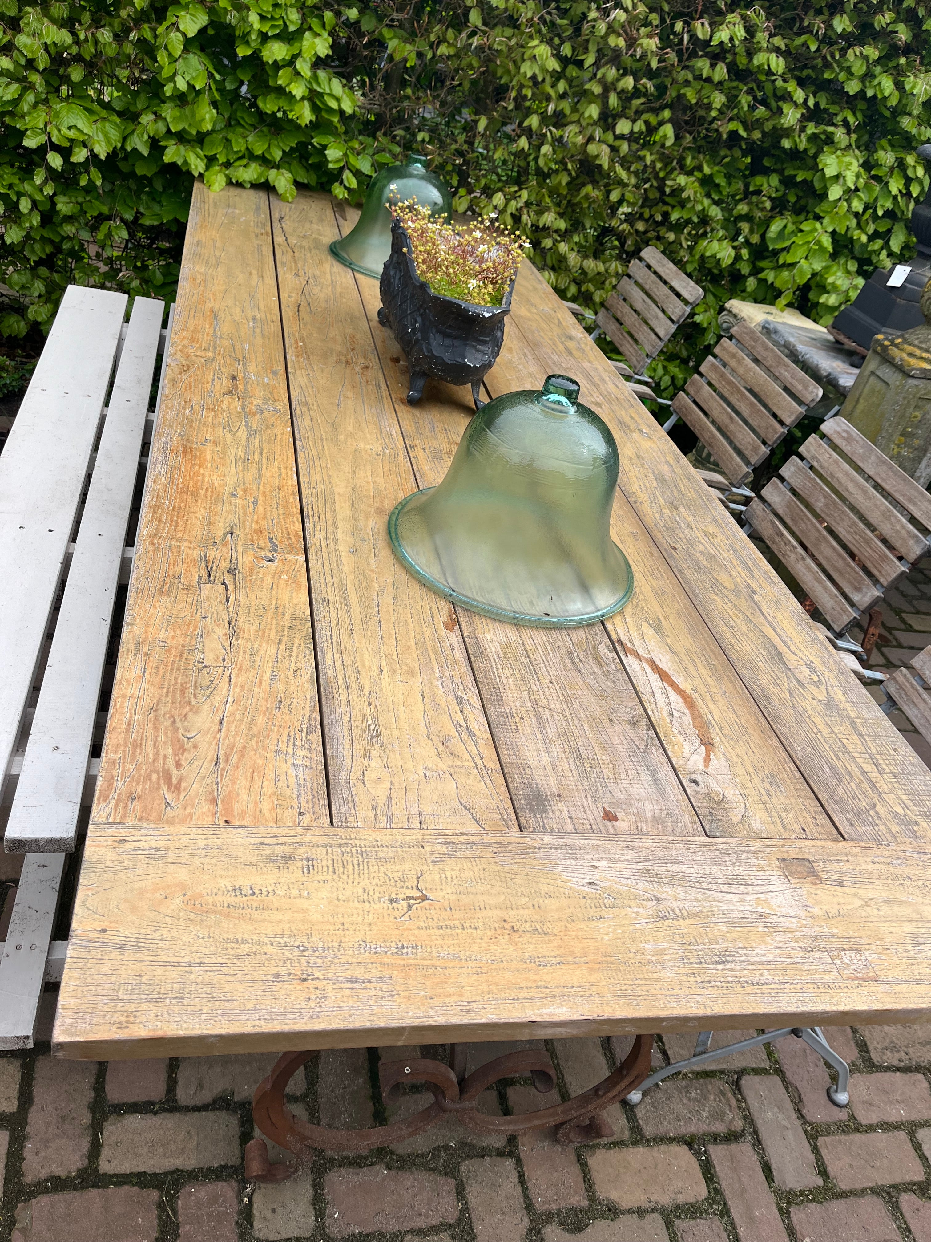 Zeer grote tuin tafel met eikenhout blad en zwaar smeedijzer onderstel - Brocante bij Ingie