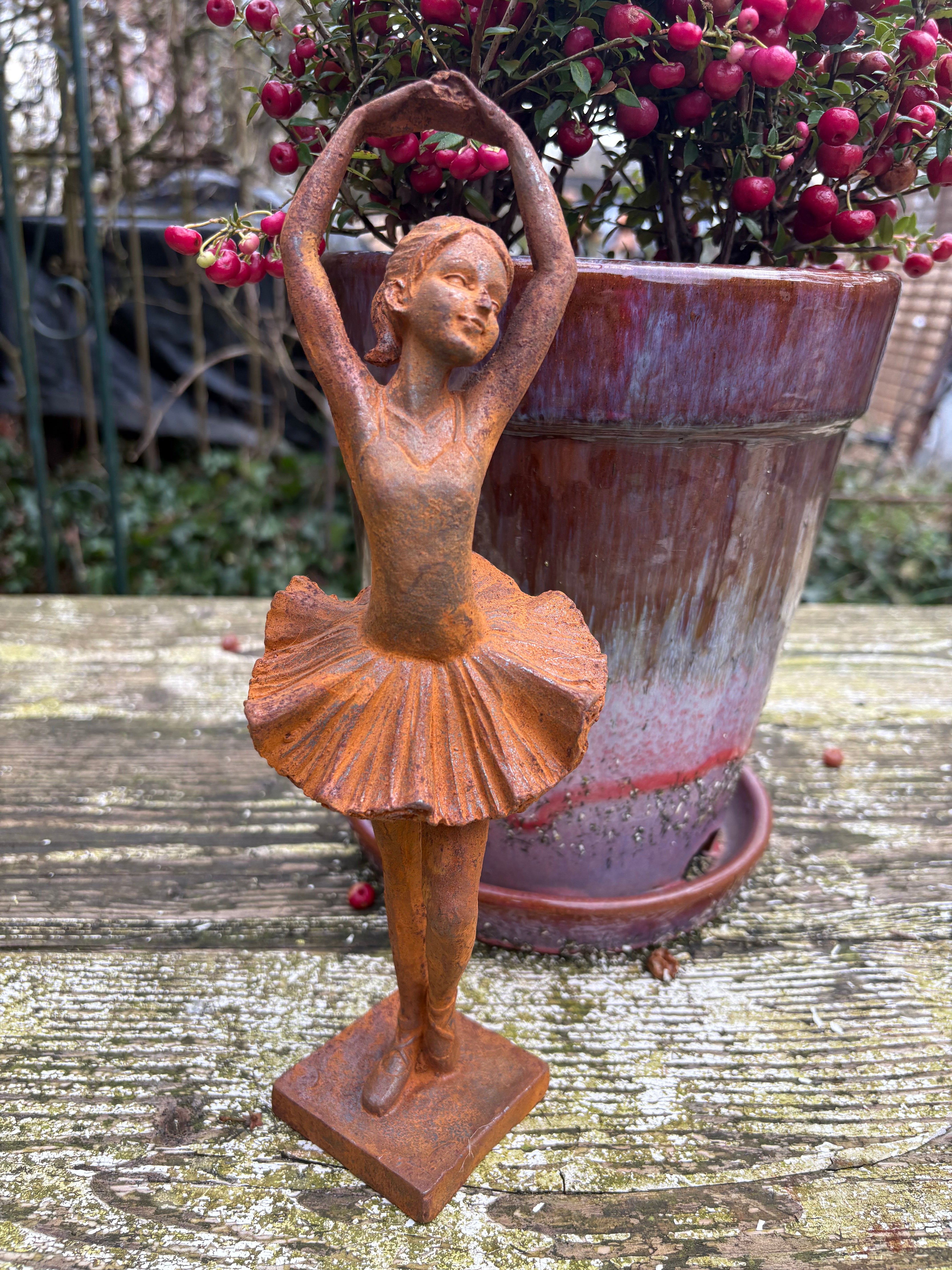 Ballerina in gietijzer handen omhoog klein