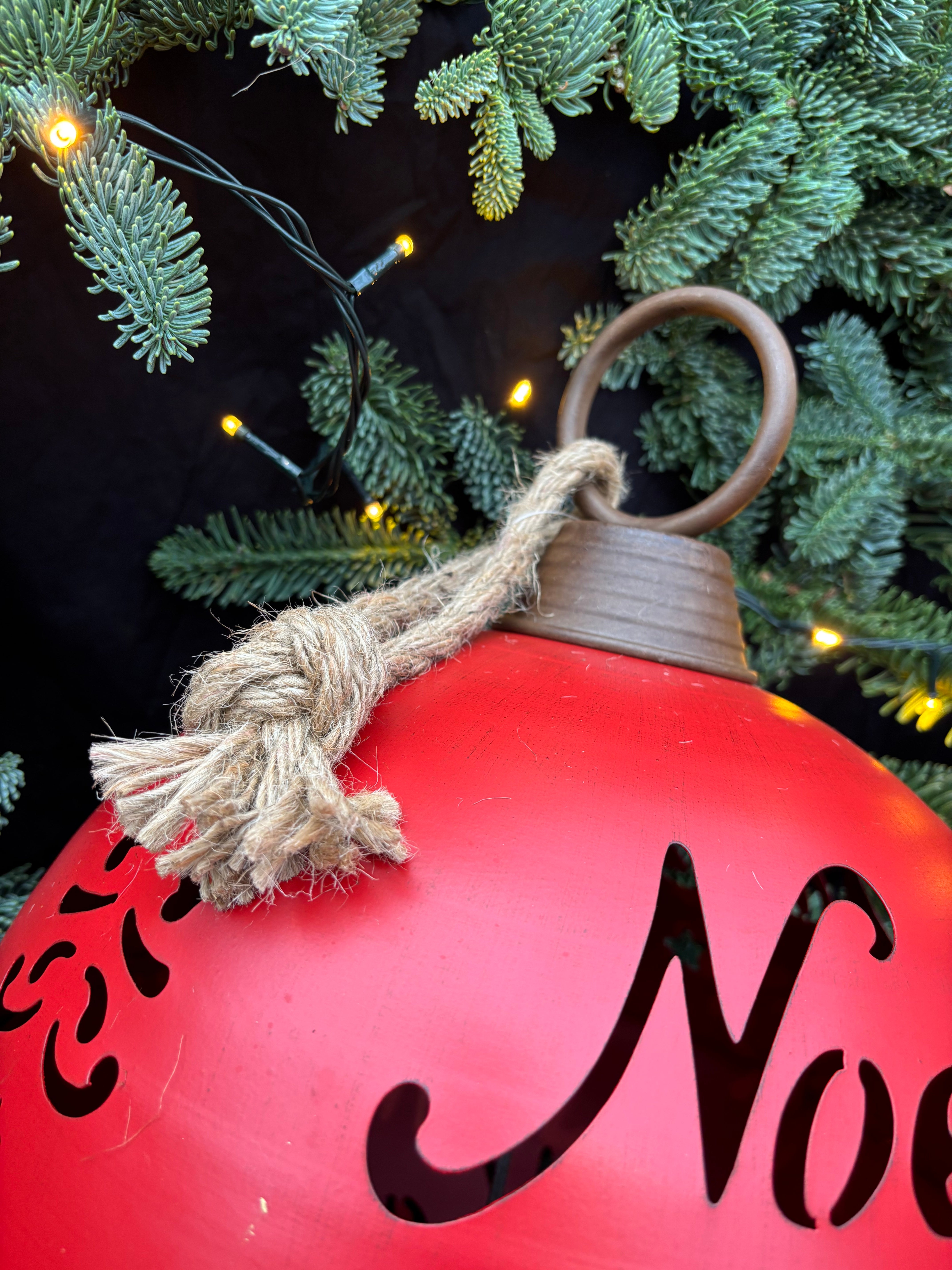 Kerstbal kerst bal ijzer rood met tekst NOEL