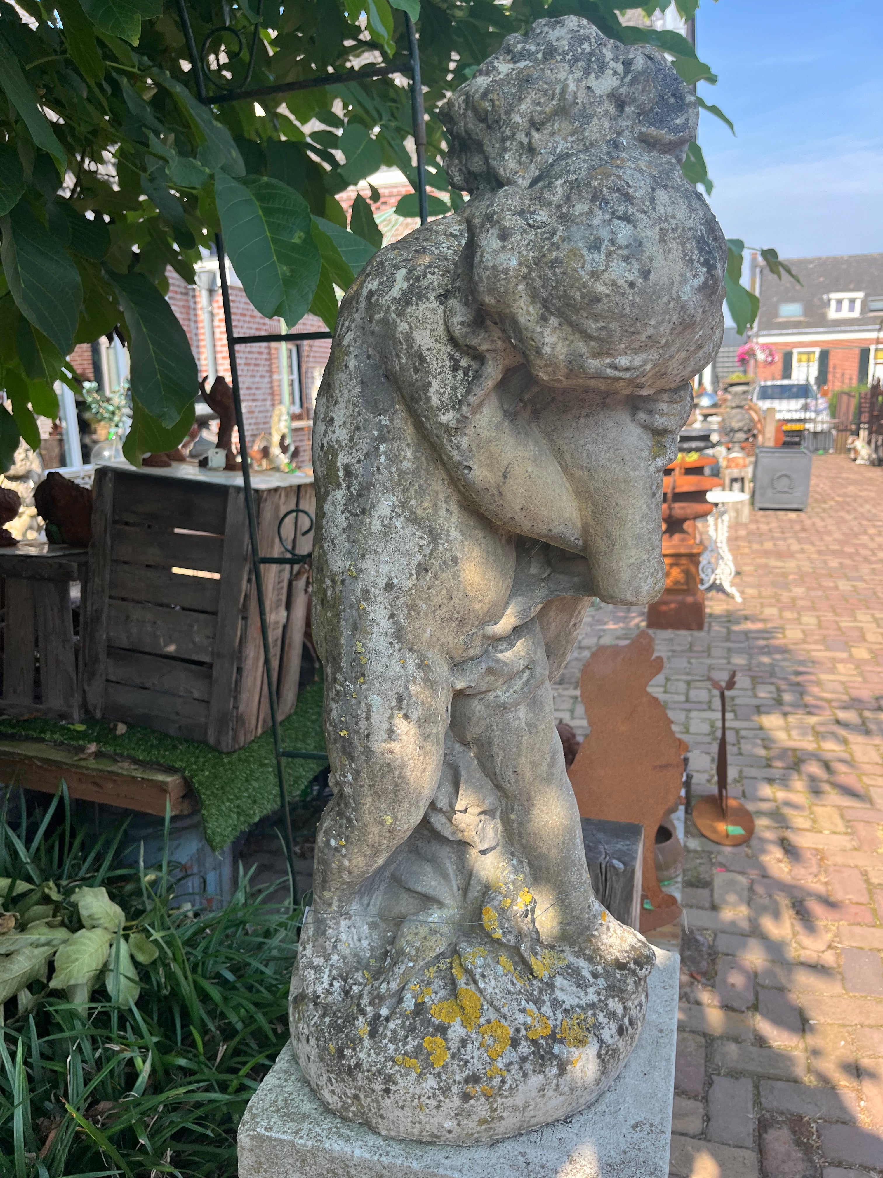 Groot oud beeld van 2 spelende kinderen, zwaar steen.