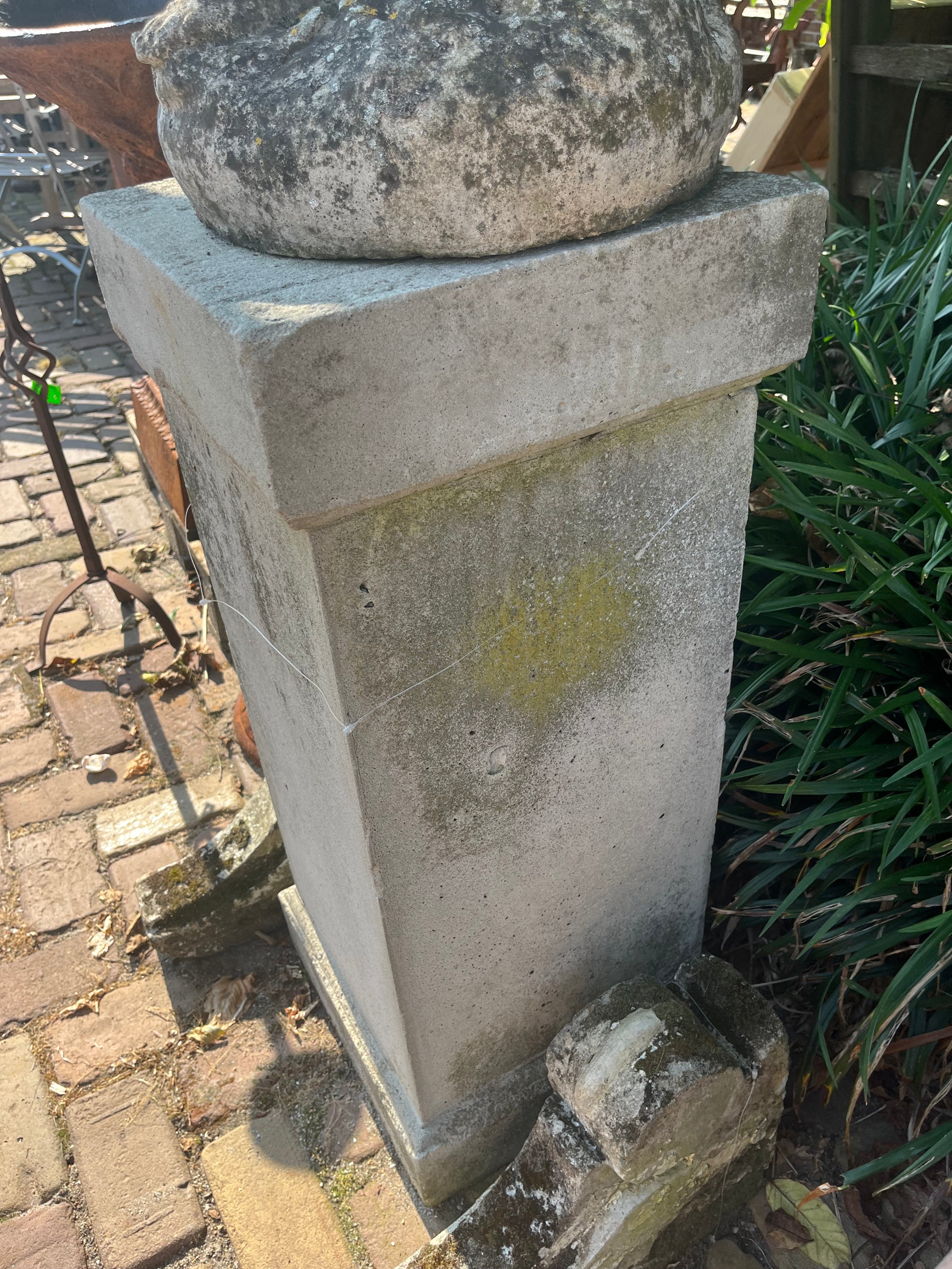 Groot oud beeld van 2 spelende kinderen, zwaar steen.