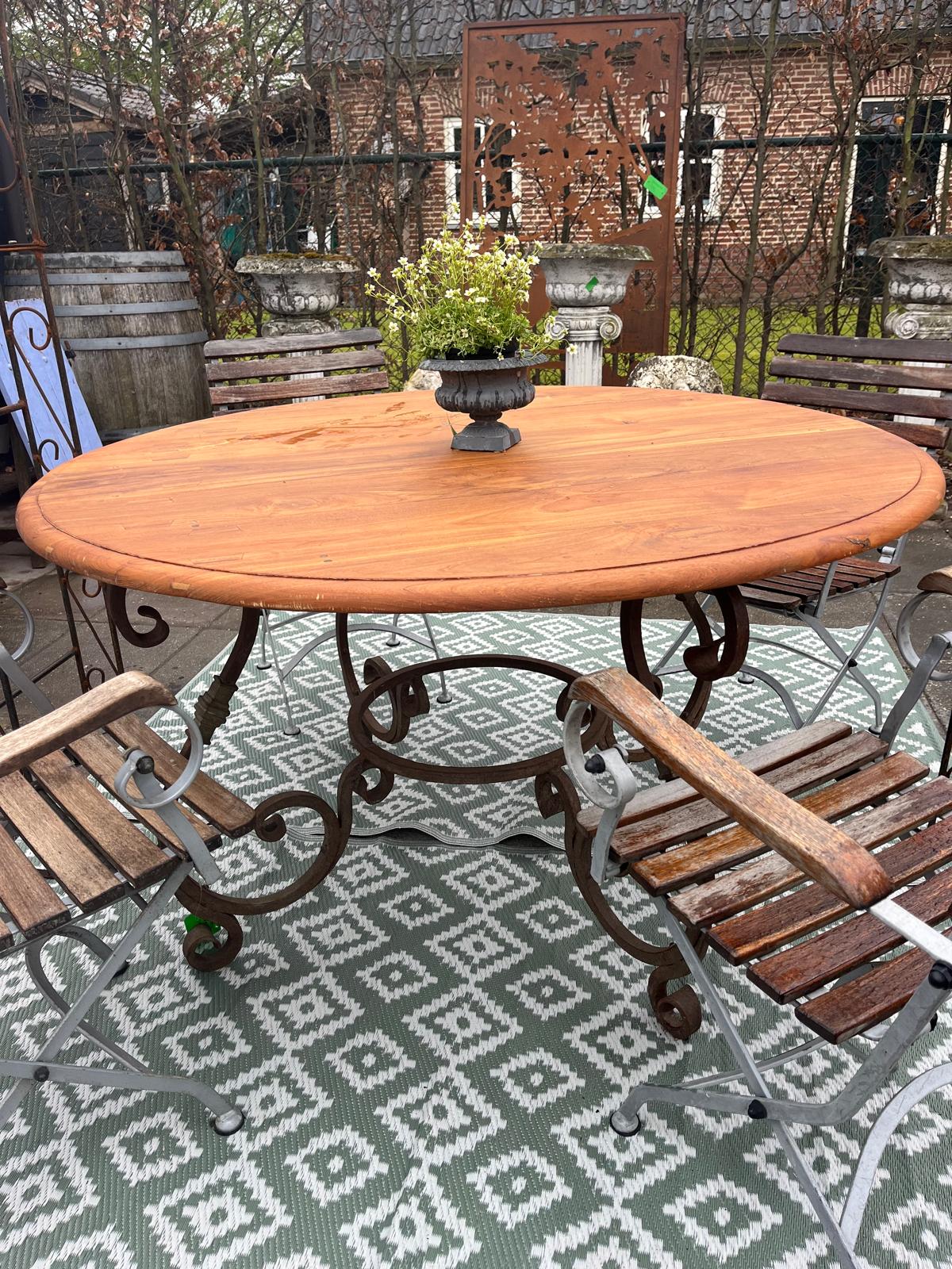 Landelijke (tuin) tafel rond, houten blad en zwaar smeedijzeren onderstel