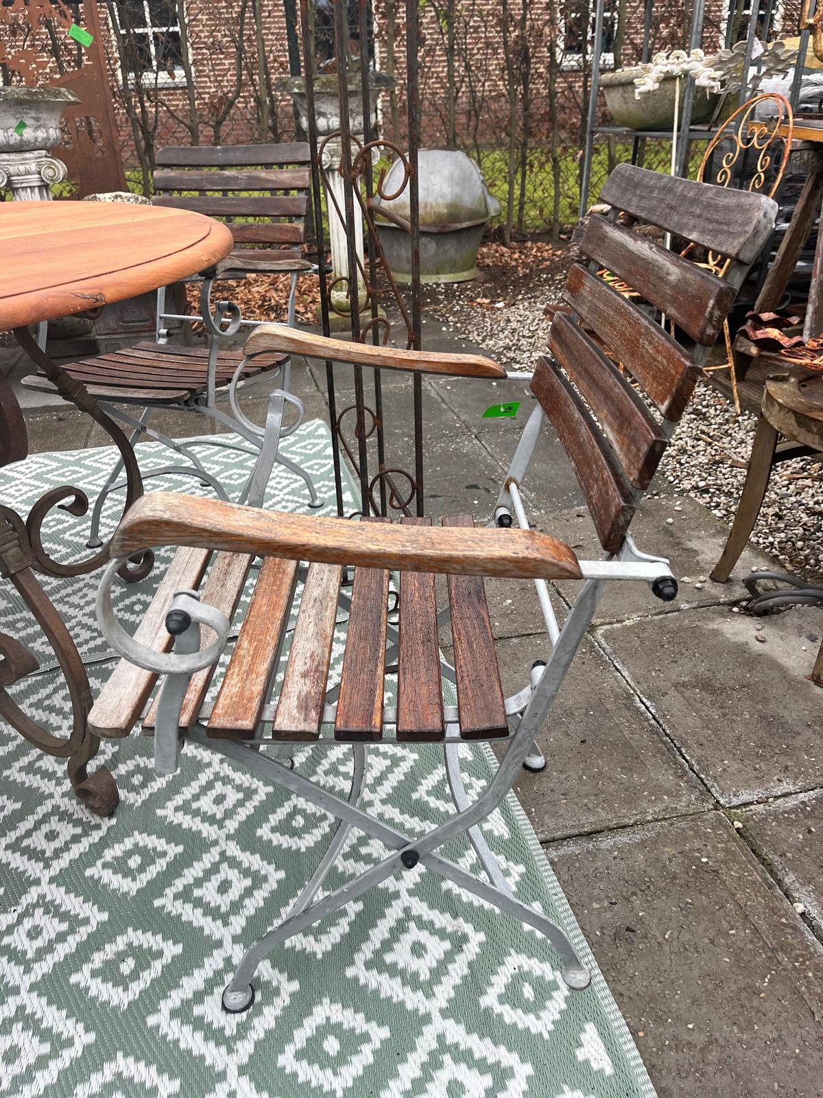 Landelijke (tuin) tafel rond, houten blad en zwaar smeedijzeren onderstel