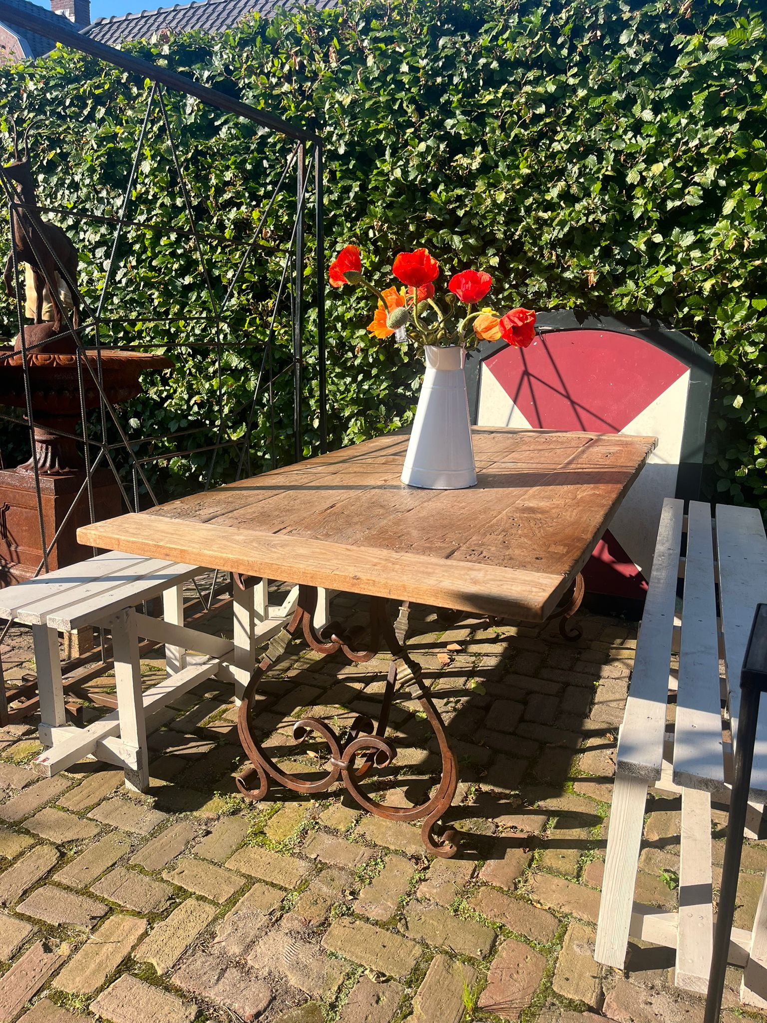 prachtig geleefd teakhouten blad, smeedijzeren tuintafel