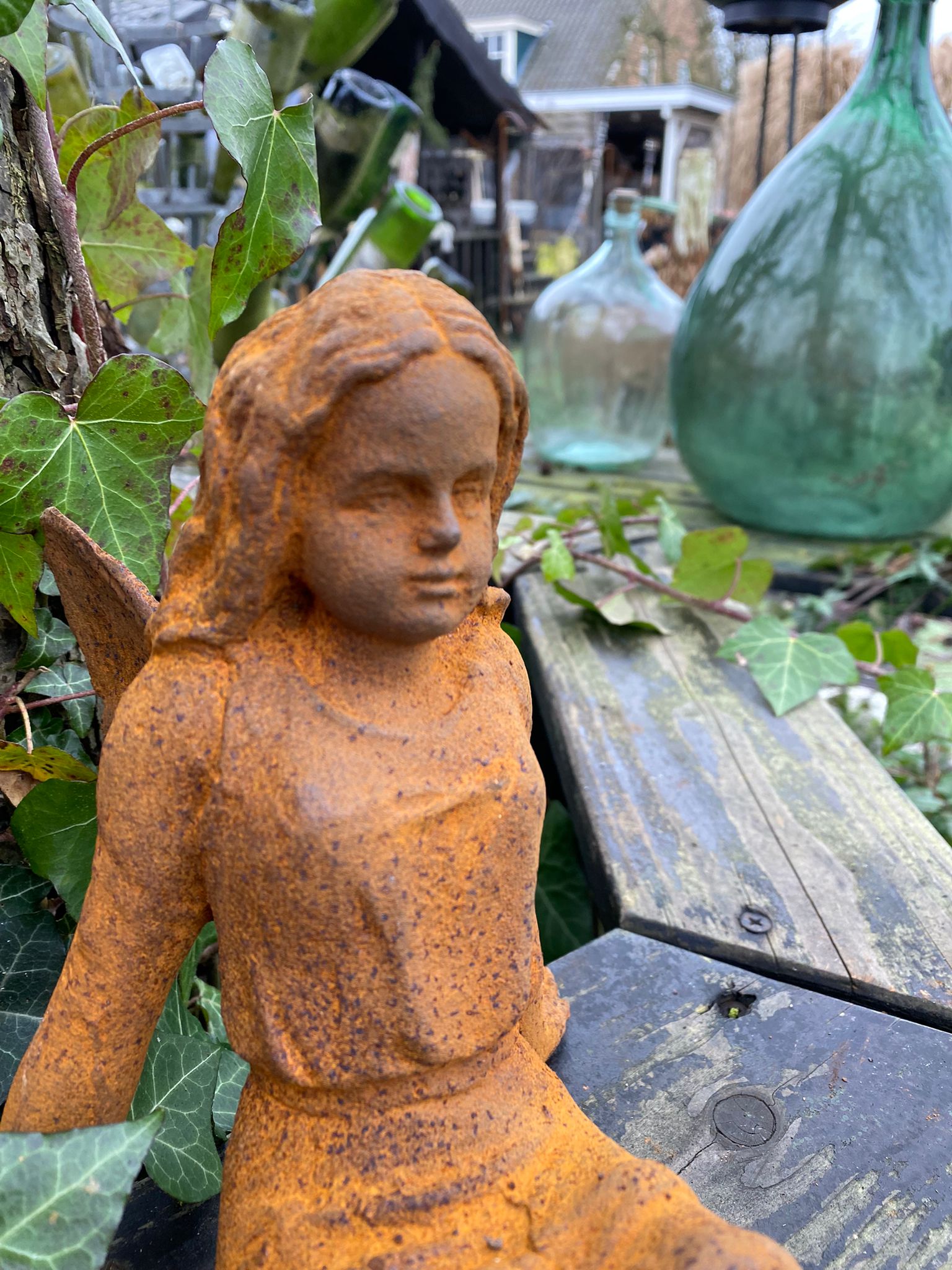 Schattige engel met duif op voet - Brocante bij Ingie