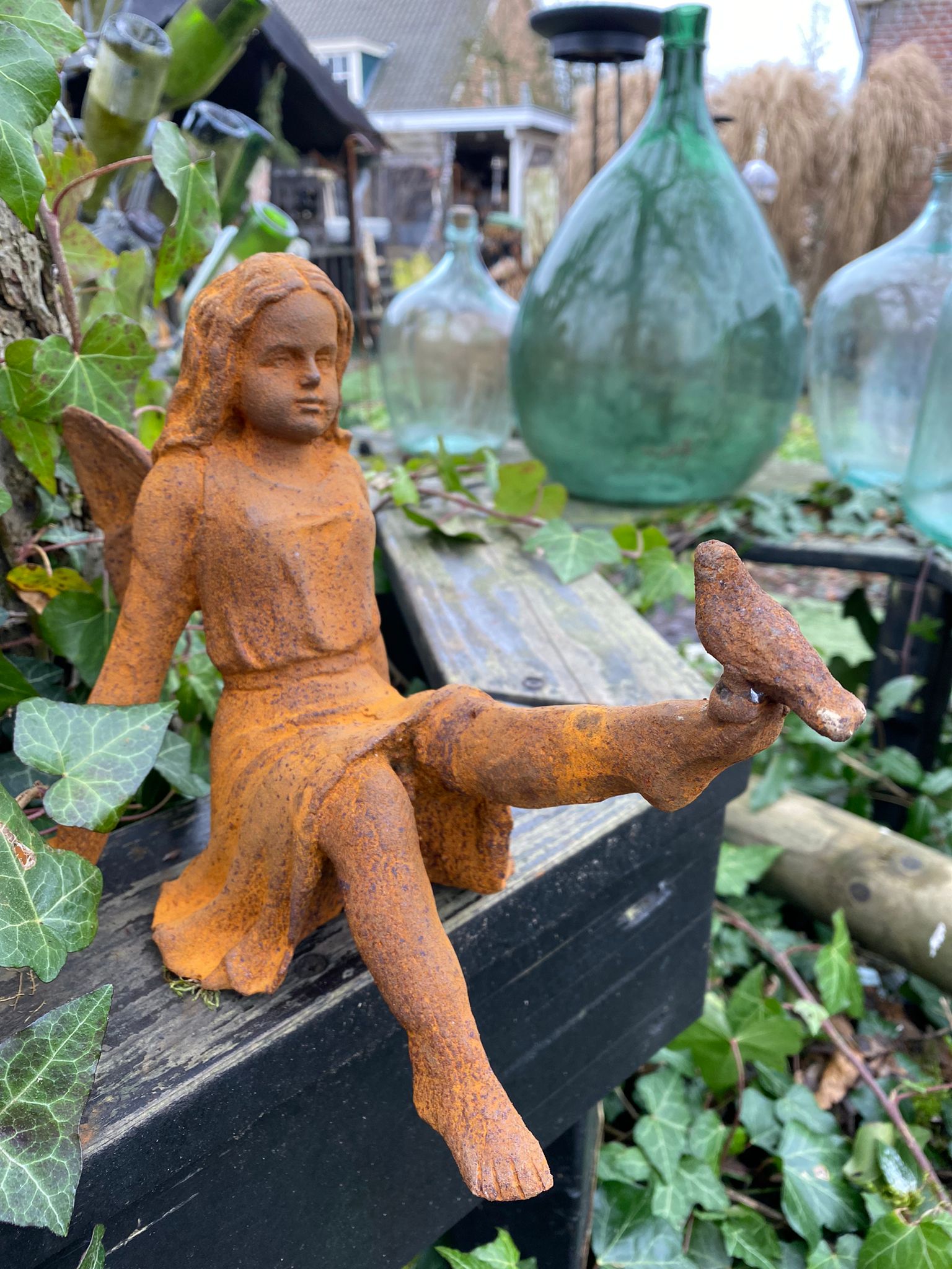 Schattige engel met duif op voet - Brocante bij Ingie